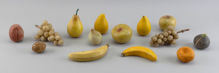 FOURTEEN PIECES OF ALABASTER FRUIT 19th Century