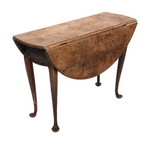 QUEEN ANNE MAPLE DROP-LEAF DINING TABLE Massachusetts, Circa 1730 Height 28.25". Length 13.5" plus