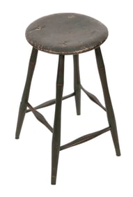 RARE WINDSOR STOOL America, First Quarter of the 19th Century Height 27.5". Seat diameter 14.5".