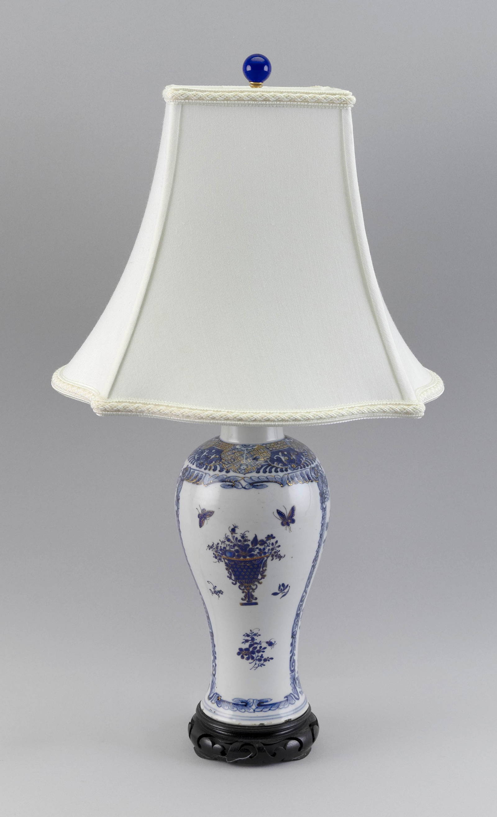CHINESE EXPORT BLUE AND WHITE PORCELAIN MEIPING VASE 19th Century Total height 22\".