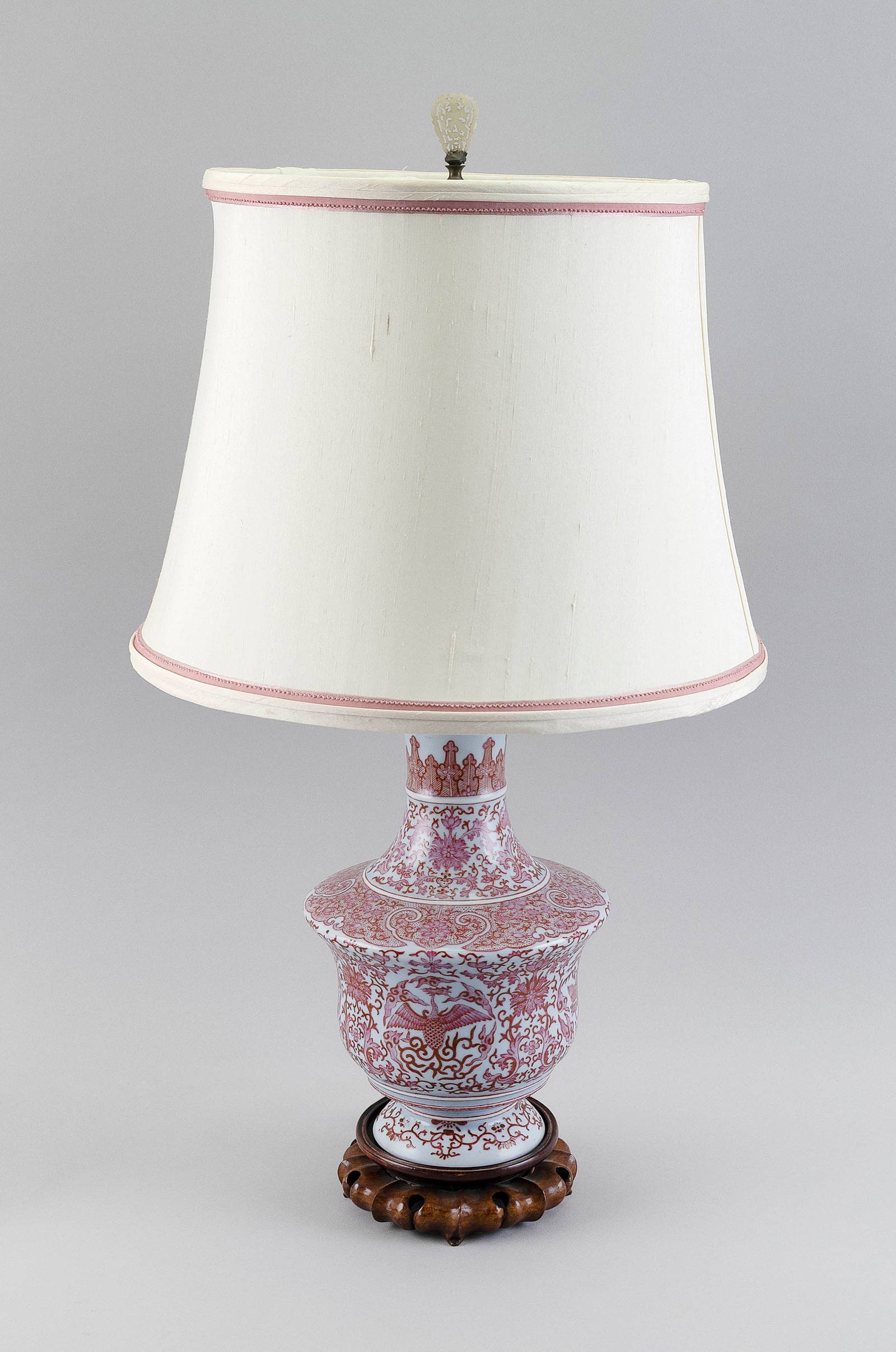 CHINESE FAMILLE ROSE PORCELAIN VASE 20th Century Total height 26.25\".