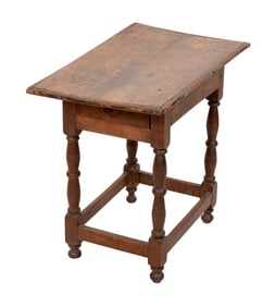 18TH CENTURY-STYLE TAVERN TABLE America, 20th Century Height 23.5". Top 27.5" x 16.5".