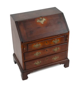 DIMINUTIVE MAPLE SLANT-LID DESK FROM THE SOLOMON LINCOLN FAMILY 18th Century Height 25". Width