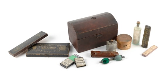 ISAAC SPRAGUE'S TRAVELING ARTIST'S BOX AND SUPPLIES 19th Century Box length 8".