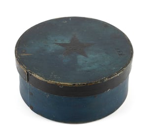 J. BURR DECORATED PANTRY BOX Hingham, Massachusetts, 19th Century Height 3". Diameter 6.75".