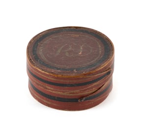 SMALL PAINT-DECORATED PANTRY BOX Hingham, Massachusetts, 19th Century Height 1.5". Diameter 3".