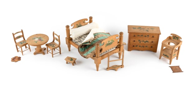 SET OF SAMUEL HERSEY PAINT-DECORATED DOLL'S FURNITURE Hingham, Massachusetts, 19th Century Dresser