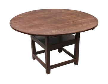 RED-WASHED PINE AND OAK HUTCH TABLE New England, Circa 1800-1810 Height 26.5". Diameter of top 48".