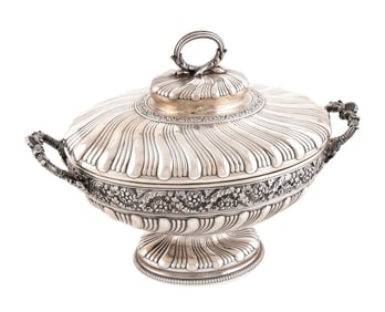 TIFFANY AND CO. STERLING SILVER SOUP TUREEN New York, Early 20th Century Approx. 56.0 troy oz.