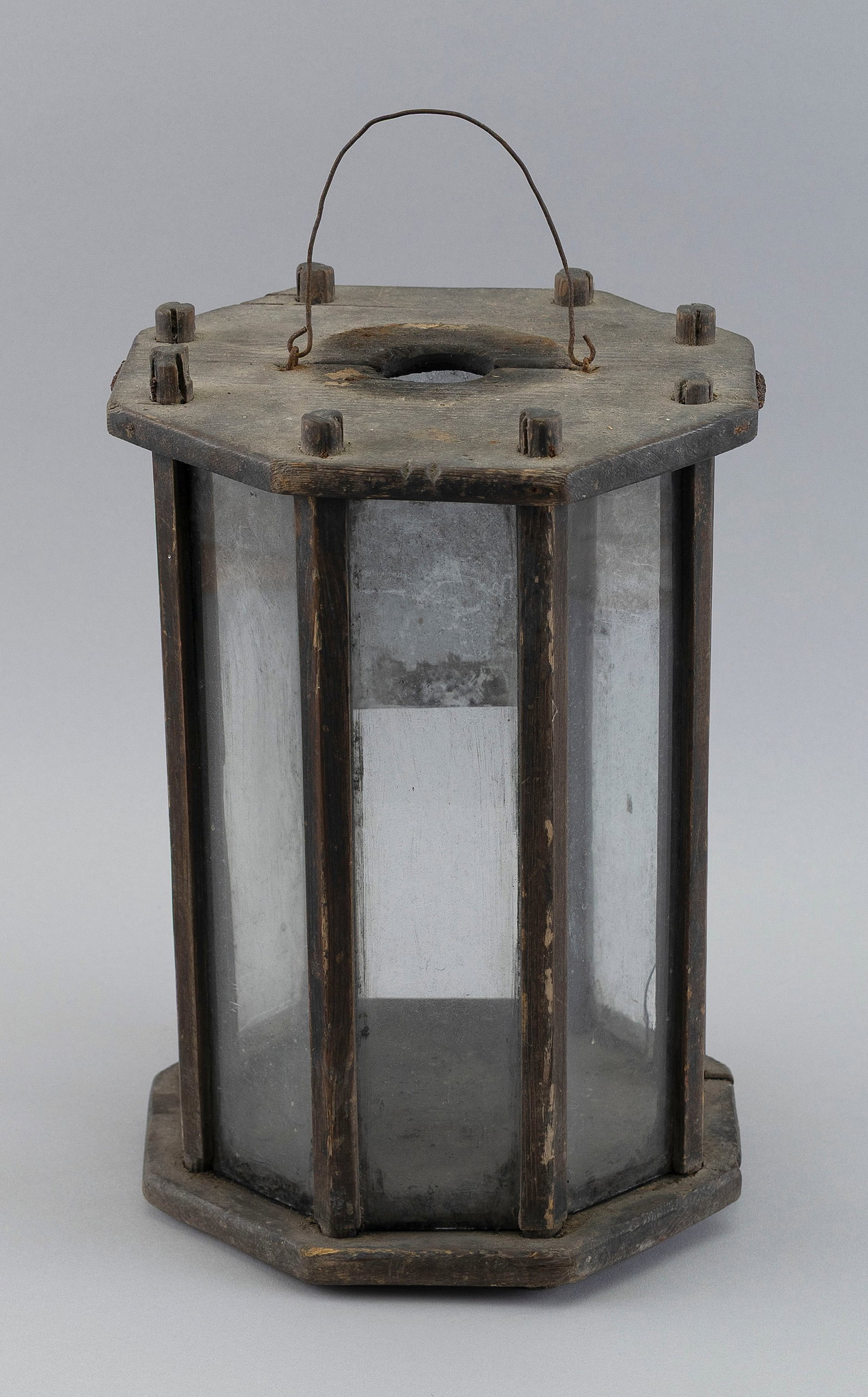 OCTAGONAL GLASS AND WOOD BARN LANTERN 19th Century Height 12".: OCTAGONAL GLASS AND WOOD BARN LANTERN 19th Century Painted black. Height 12".