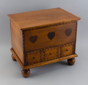 ELDRED WHEELER MINIATURE BLANKET CHEST Massachusetts, 20th Century Height 14". Width 16". Depth 11".