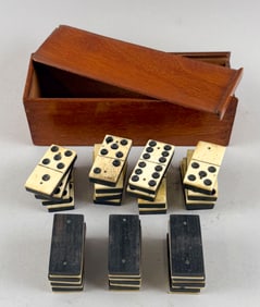 CASED SET OF WHALEBONE DOMINOES 19th Century Case length 7".