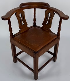 WALNUT CORNER CHAIR 18th Century Back height 31.5". Seat height 17.5".
