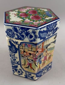 CHINESE EXPORT ROSE MEDALLION PORCELAIN HEXAGONAL TEA CADDY 20th Century Height 6".