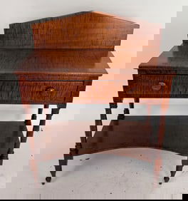 SHERATON GRAIN-PAINTED MAPLE WASH STAND Early 19th Century Height 37". Width 29". Depth 16".