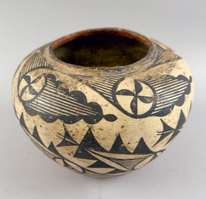 NATIVE AMERICAN REDWARE POT Early 20th Century Height 6".