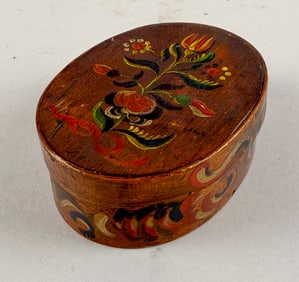 MINIATURE OVAL BOX WITH PENNSYLVANIA DUTCH-STYLE DECORATION Early 20th Century Height 1.5". Length