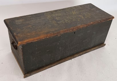 PAINT-DECORATED TRUNK 19th Century Height 15". Width 39.5". Depth 14.5".