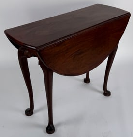 QUEEN ANNE MAHOGANY DROP-LEAF TABLE 18th Century Height 28.5". Length 11.75" plus two 11.5" drop
