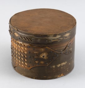 BALEEN FINGER-LAPPED BOX 19th Century Height 4". Diameter 6".