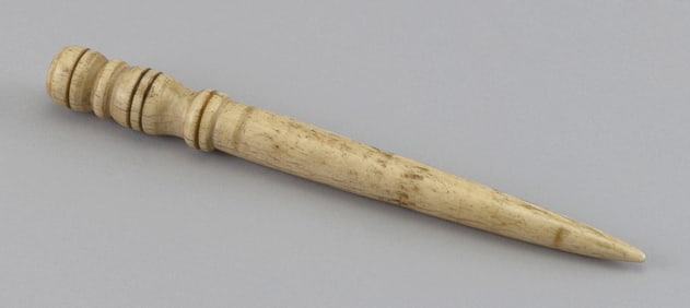 WHALEBONE FID WITH EXCEPTIONAL TURNED HANDLE 19th Century Length 9.5".