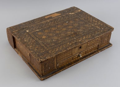 NAPOLEONIC PRISONER-OF-WAR STRAW-WORK BOX Early 19th Century Height 3". Width 14.75". Depth 11".