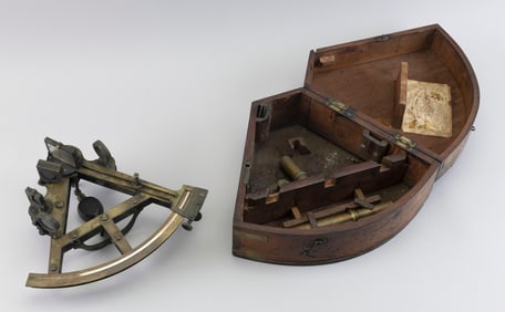 RARE CASED BRASS DOUBLE FRAME QUADRANT 19th Century Case length 13". Width 11".