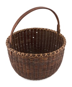 LARGE NANTUCKET BASKET Late 19th/Early 20th Century Height to rim 8.25". Diameter 12.5".