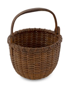 SMALL NANTUCKET BASKET Late 19th/Early 20th Century Height to rim 3.5". Diameter 4.75".