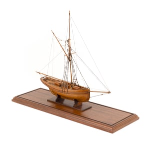 CASED MODEL OF A PILOT BOAT 20th Century Case height 23". Length 27". Width 9".