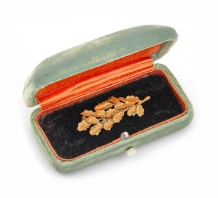 18KT YELLOW GOLD PIN Approx. 3.4 total dwt.