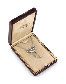 ART DECO PLATINUM AND DIAMOND NECKLACE Approx. 4.0 total dwt.