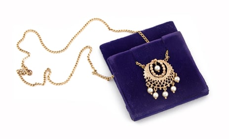 18KT YELLOW GOLD AND PEARL NECKLACE Approx. 4.3 total dwt.