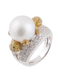 18KT WHITE AND YELLOW GOLD, SOUTH SEA CULTURED PEARL AND DIAMOND RING Approx. 12.3 total dwt.