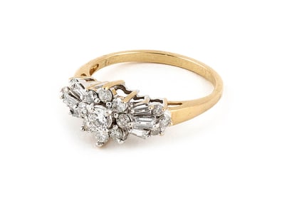 14KT YELLOW GOLD AND DIAMOND CLUSTER RING Approx. 2.6 total dwt.