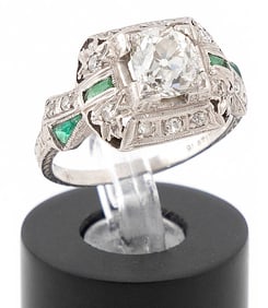 PLATINUM, DIAMOND AND EMERALD RING Approx. 2.63 total dwt.
