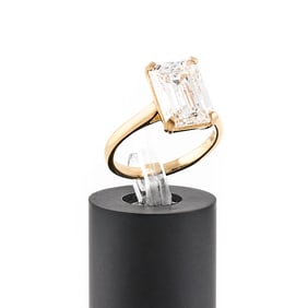 18KT YELLOW GOLD AND AND 5.00 CTS. EMERALD-CUT LAB-GROWN DIAMOND RING