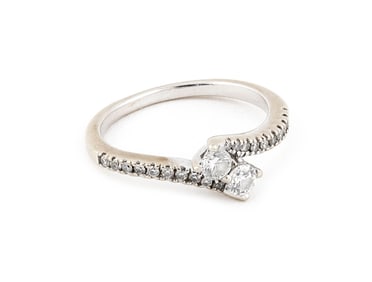 14KT WHITE GOLD AND DIAMOND RING Approx. 2.0 total dwt.