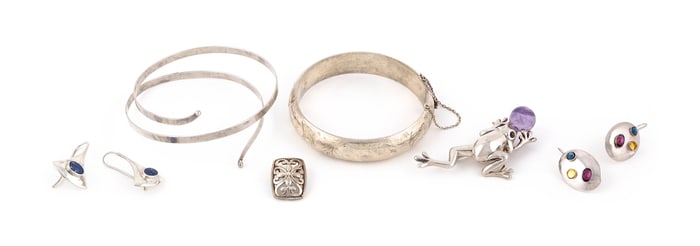 EIGHT PIECES OF STERLING SILVER JEWELRY Approx. 36.8 total dwt.