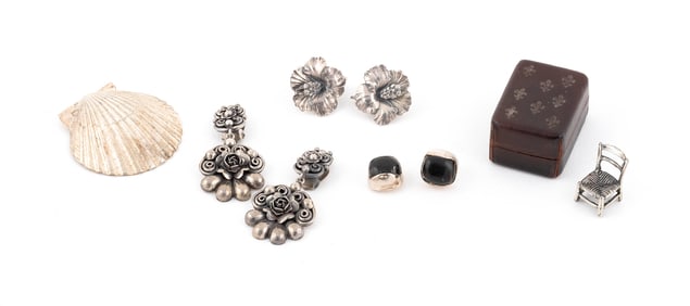 EIGHT PIECES OF STERLING SILVER JEWELRY Approx. 20.2 total dwt.