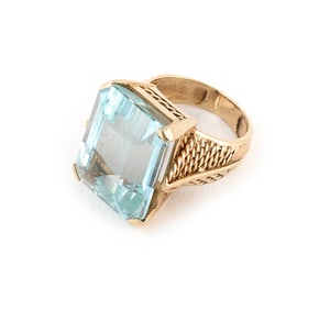 14KT YELLOW GOLD AND AQUAMARINE RING Approx. 9.60 total dwt.