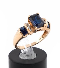 10KT YELLOW GOLD, SAPPHIRE AND DIAMOND RING Approx. 2.57 total dwt.