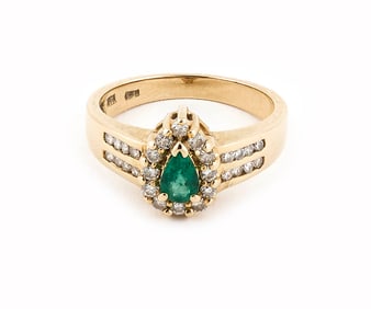 14KT YELLOW GOLD, EMERALD AND DIAMOND RING Approx. 3.0 total dwt.