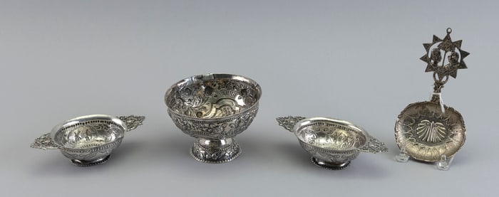 FOUR PIECES OF EUROPEAN SILVER 18th/19th Century Approx. 8.4 troy oz.