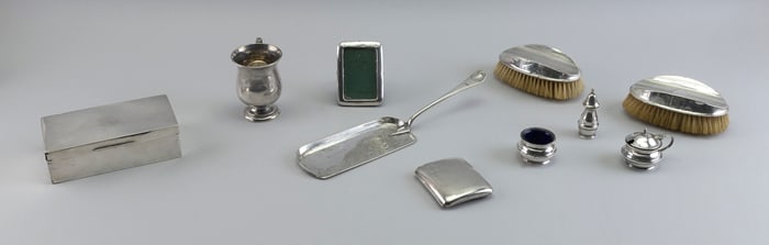 TEN PIECES OF ENGLISH SILVER Circa 1920s Approx. 5.6 troy oz. weighable