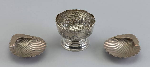 THREE PIECES OF ENGLISH STERLING SILVER London, Late 19th Century Approx. 15.5 troy oz. weighable
