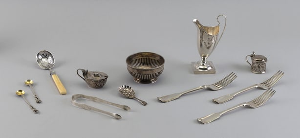 TWELVE GEORGIAN AND VICTORIAN STERLING SILVER TABLEWARES England, 18th/19th Century Approx. 18.4
