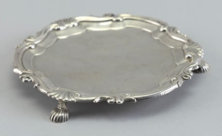 GEORGE II STERLING SILVER SALVER London, Mid-18th Century Approx. 6.1 troy oz.