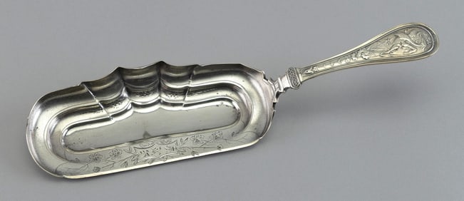 DAVID R. ROUGH AESTHETIC PERIOD STERLING SILVER CRUMBER New York, Late 19th Century Approx. 5.5 troy