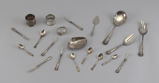 TWENTY PIECES OF STERLING SILVER 19th and 20th Centuries Approx. 10.7 troy oz.